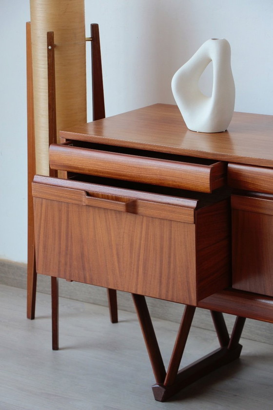 Image 1 of Elliotts of Newbury Low Dressoir: een icoon van mid-century design in teakhout