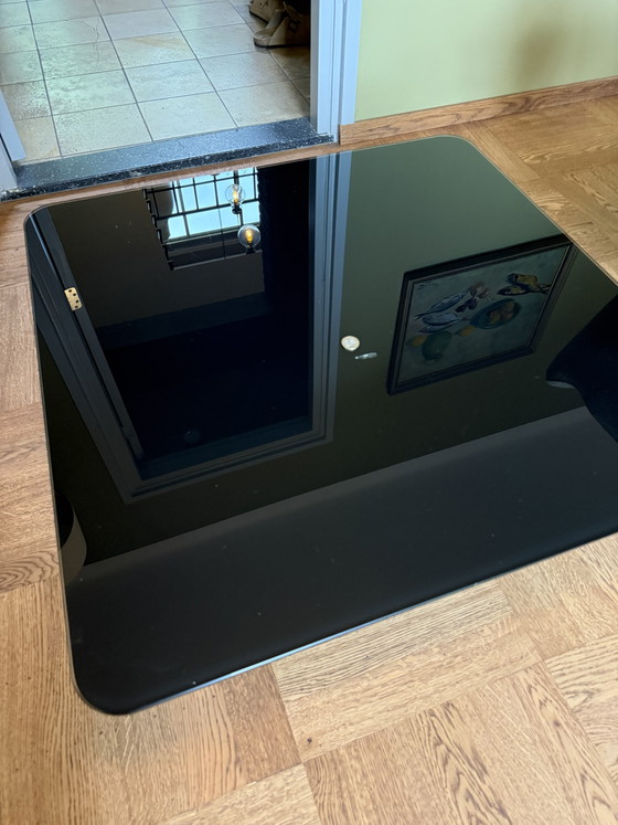 Image 1 of Table basse carrée Flash de Tom Dixon - verre noir, pieds dorés