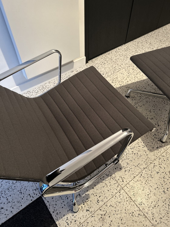 NEU Vitra Eames 124 & 125 Anthrazitgrau – Stühle und Loungesessel, Textile, Metal (photo 5 of 7)