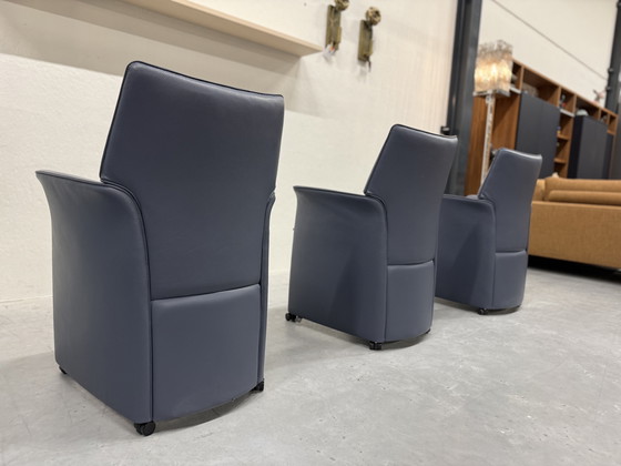 Image 1 of 3 Leolux Tamarinde Esszimmerstühle auf Rollen, blaues Leder