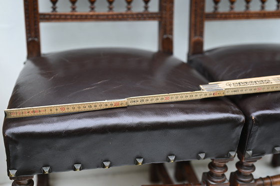 Image 1 of Chaises anciennes en bois sculpté - Lot de 2