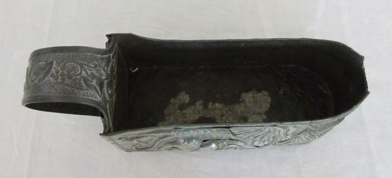 Image 1 of Porte-bouteille vintage français Art Nouveau en étain, motif griffon, berceau de bouteille gothique en relief, centre de table d