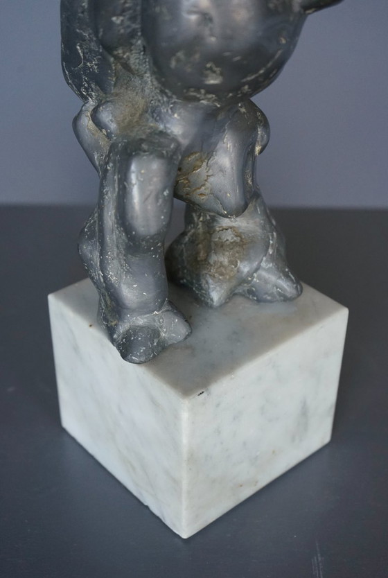 Groot abstract beeldhouwwerk, jaren 1960, lood op een marmeren sokkel. – Beeldhouwkunst, Marble, Metal (photo 9 of 10)
