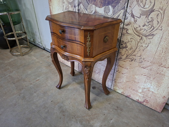 Image 1 of Table de chevet classique, commode, tables d'appoint, dimensions 44x27cm et 59cm de hauteur.