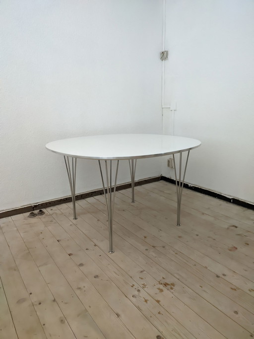 Mesa 'superelíptica' de Fritz Hansen