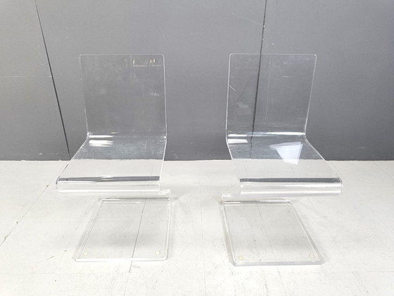 Paire de chaises en plexiglas à motif zigzag, années 1970 – Chaises de salle à manger (photo 8 of 9)
