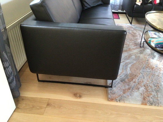 Image 1 of Divano e poltrona Montèl in pelle nera del 2023.