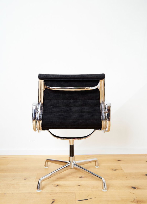 Image 1 of Silla giratoria EA 108 de Charles & Ray Eames para Herman Miller
