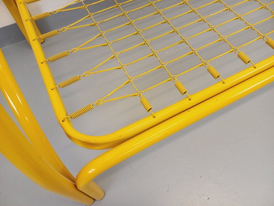 Image 1 of Twee vintage Italiaanse Maretto Marflex stapelbedden van geel metaal uit de jaren 80.
