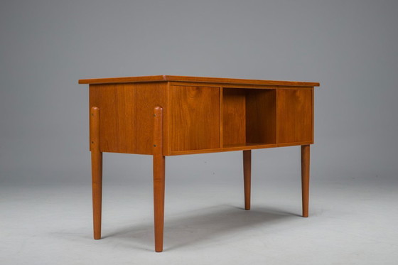 Image 1 of Kleiner dänischer Teakholz-Schreibtisch, Mid Century, 1970er Jahre