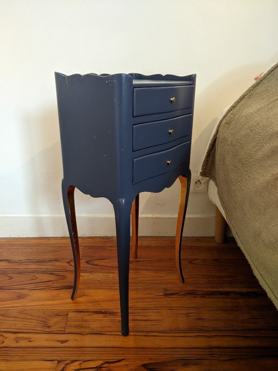 Image 1 of Mesita de noche restaurada estilo Luis XV, azul marino y pan de oro