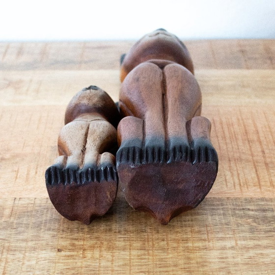 Image 1 of Ensemble vintage de chats siamois en bois sculptés à la main : deux figurines de chats de style art populaire