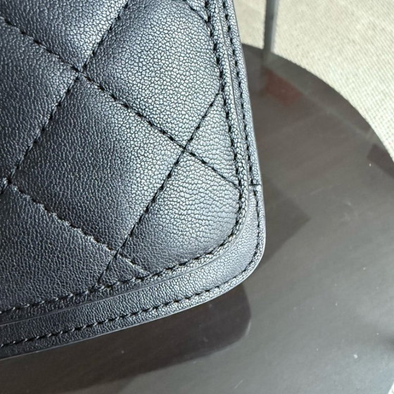 Image 1 of Borsa Chanel Medium CC Box Flap - Pelle di vitello trapuntata nera con finiture argentate, serie 25