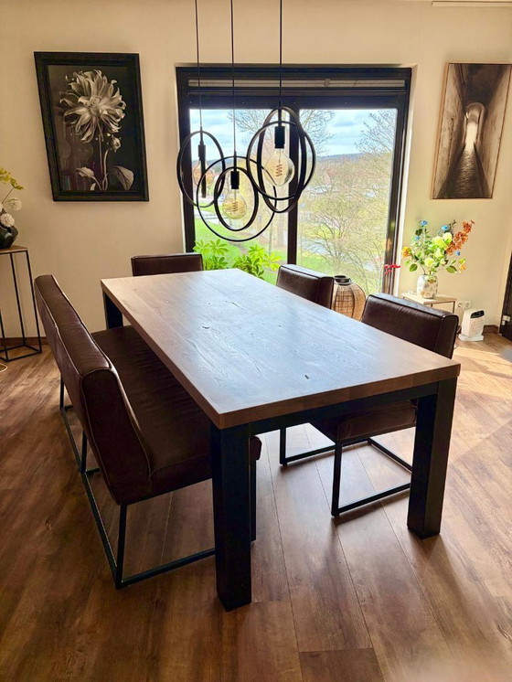 Image 1 of Wegen Zusammenziehens wird ein schöner Bartisch mit luxuriösen Barhockern verkauft.