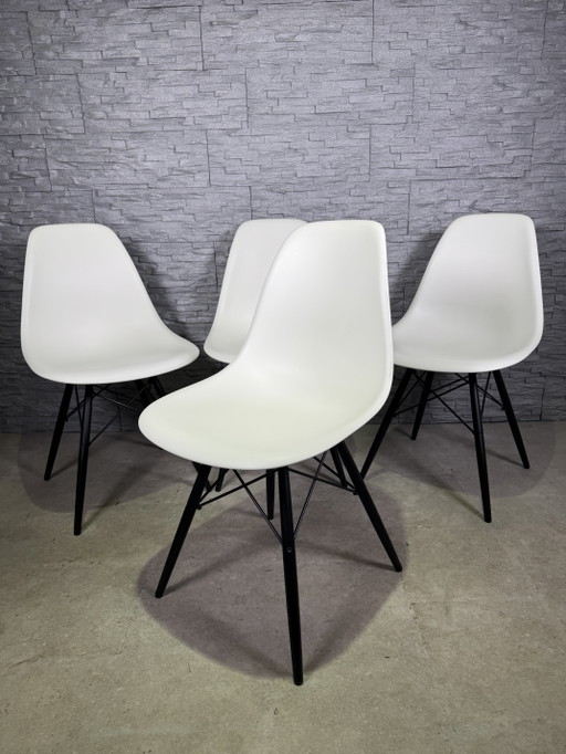 4 x Vitra DSW Stoelen Wit Met Zwart Esdoorn Onderstel Nieuw Hoogte