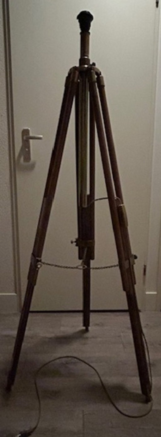 Lámpara de pie con trípode de madera