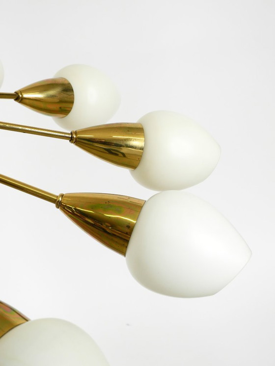 Image 1 of Rarissimo splendido lampadario a 12 bracci in ottone del Mid Century con paralumi in vetro opalino