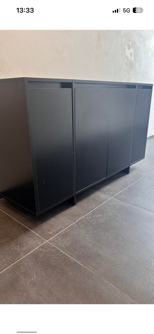 Elegante credenza/buffet nera dal design moderno.