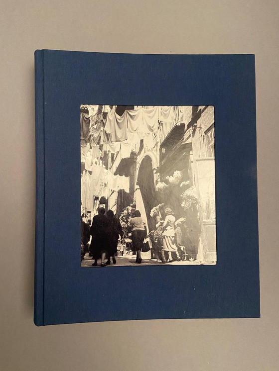 Image 1 of Album fotografico con foto "Giorno di buccato" Fosco Maraini, prodotta da Fratelli Alinari