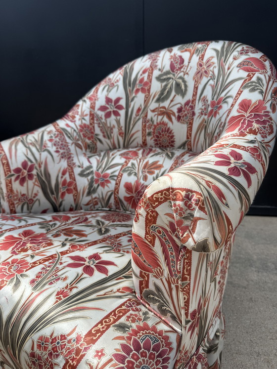 Image 1 of Poltrona antica a forma di fungo in raso floreale
