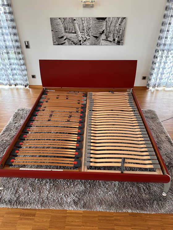 Image 1 of Letto 180 x 200 in legno massello con piedini in acciaio inox e rete a doghe.