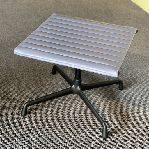 Otomana Vitra EA 125