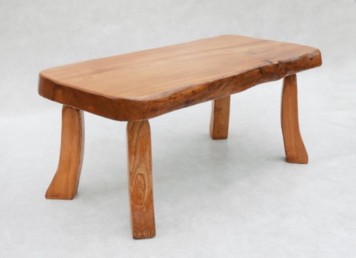 Table basse en orme massif à bord naturel pour salon C1970 France