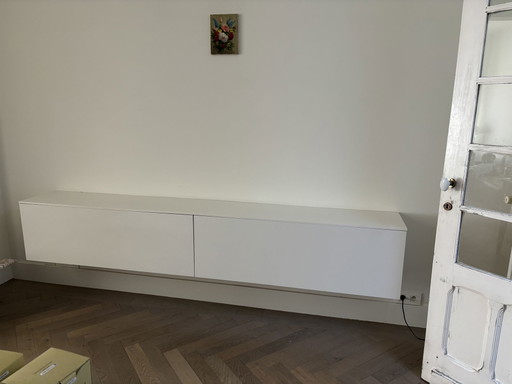 Armario de pared moderno de fabricante italiano.