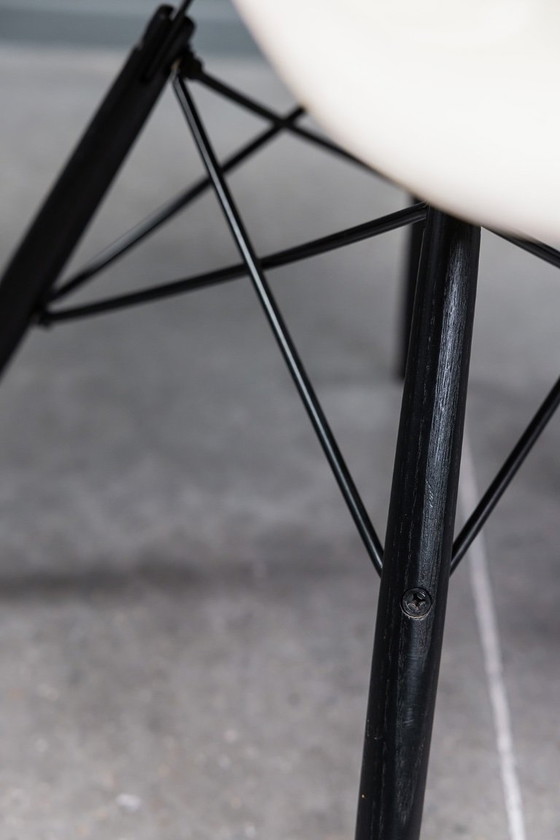 Image 1 of Chaise Eames DAW, 5x