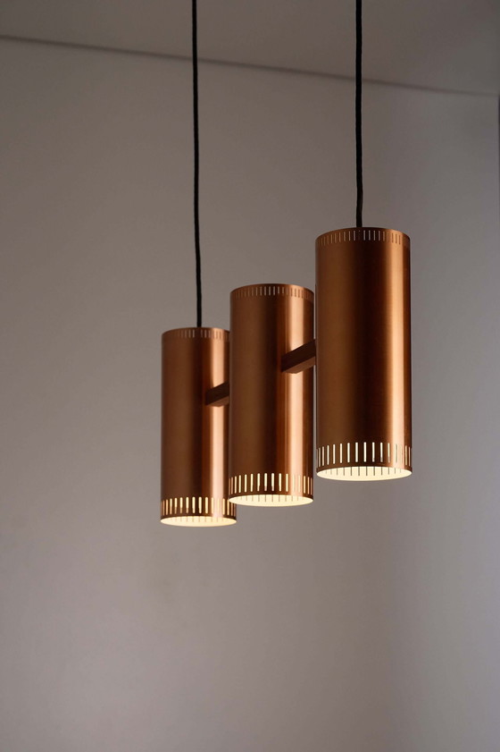 Lampada a sospensione lineare a 3 luci "Cylindre III" in rame di Jo Hammerborg per Fog & Mørup, 1960 (foto 2 di 9)