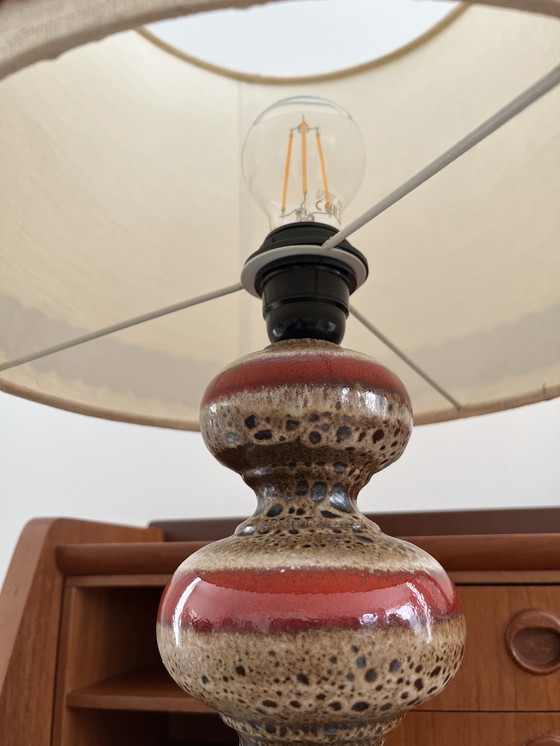 Image 1 of Mid Century Fat Lava Lampe vintage rot bruin Tischlampe Stehlampe Keramikfuß 49 cm hoog