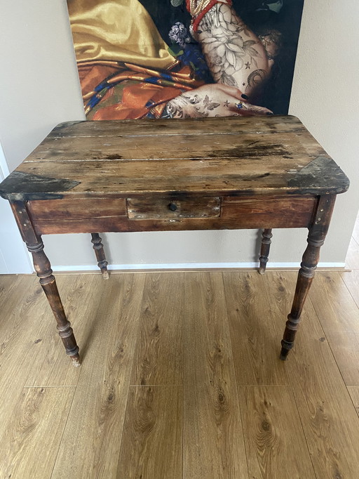 Oud antiek bureau tafeltje