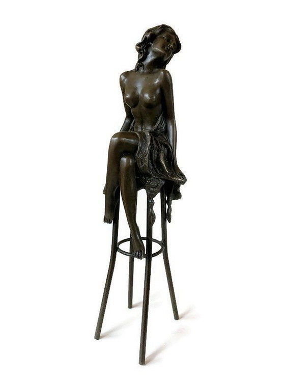 Image 1 of Statue en bronze Femme demi-nue sur tabouret