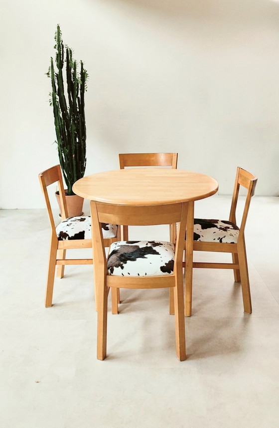 Mesa redonda extensible con cuatro sillas en estampado de vaca. – Conjuntos de comedor, Textile, Wood (photo 2 of 7)