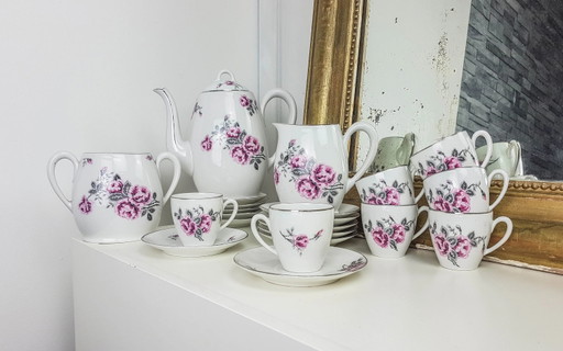 Service à thé en porcelaine blanche à motif floral