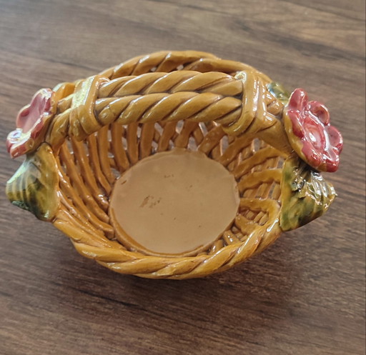 Pequeña cesta de barbotina calada de los años 60