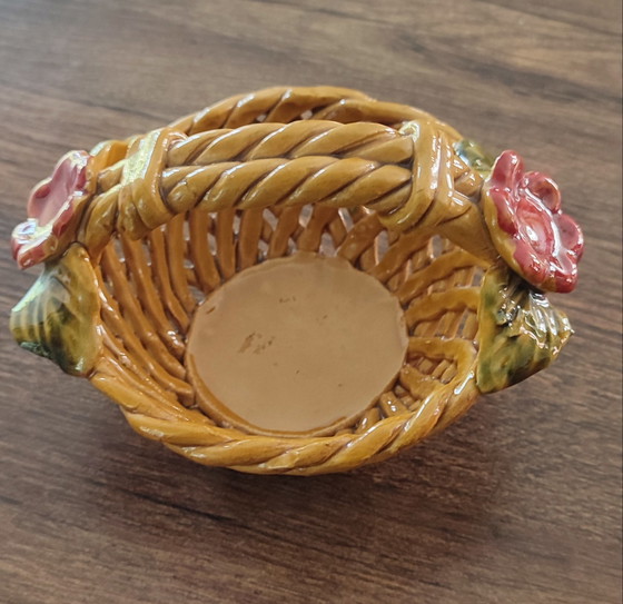 Image 1 of Pequeña cesta de barbotina calada de los años 60