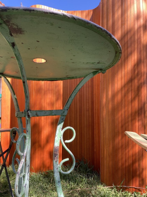 Image 1 of Conjunto de bistró antiguo de hierro forjado: mesa y sillas plegables de la década de 1930.