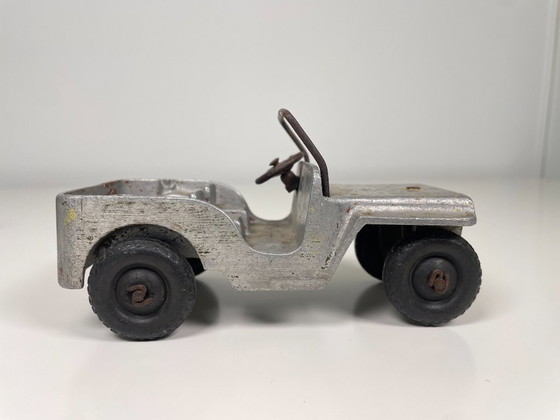 Image 1 of Coppia di Jeep giocattolo d'epoca, una macchina aperta degli anni '60 e una Jeep militare in metallo degli anni '40
