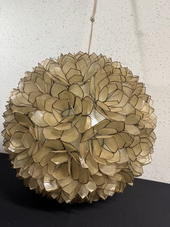 Image 1 of grande lampadario vintage composto da fiori in madreperla