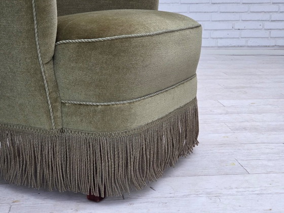 Image 1 of Poltrona danese con schienale alto, anni '70, rivestimento in velluto verde.