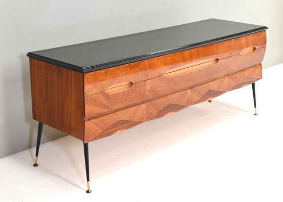 Image 1 of Credenza italiana attribuita a Vittorio Dassi in noce, vetro e ottone - anni '50