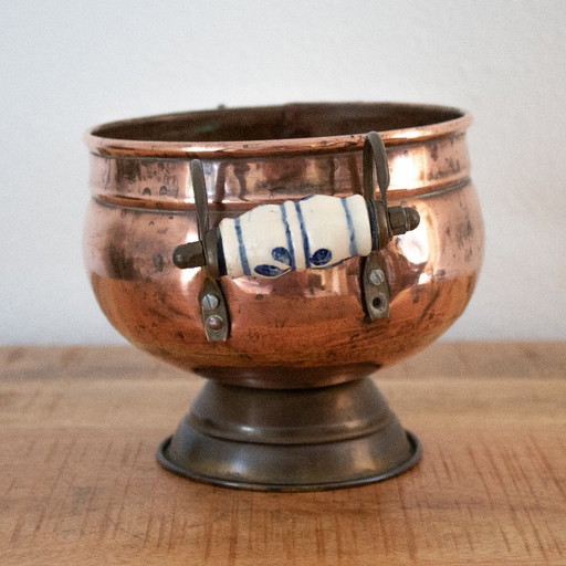 Vintage bloempot op voet uit de jaren '50 van koper, messing en Delfts blauw porselein