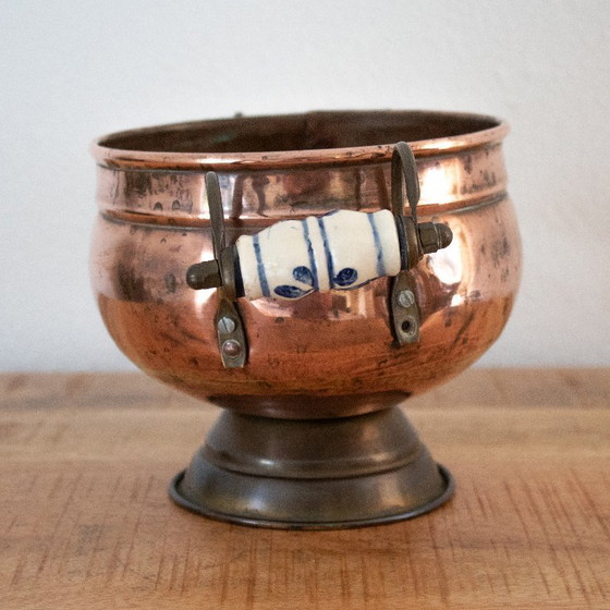 Image 1 of Vintage bloempot op voet uit de jaren '50 van koper, messing en Delfts blauw porselein