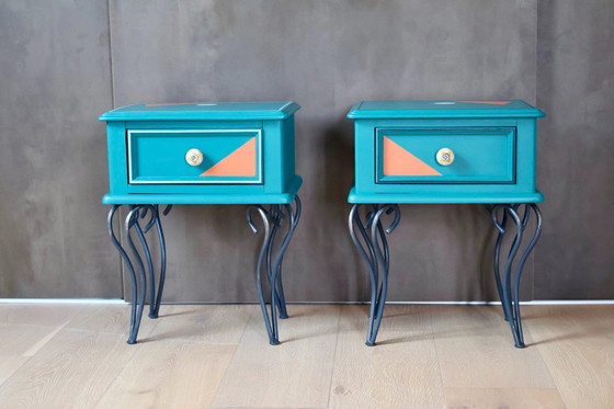 Image 1 of Memphis Twins – comodini postmoderni nei colori verde acqua e arancione toscano.