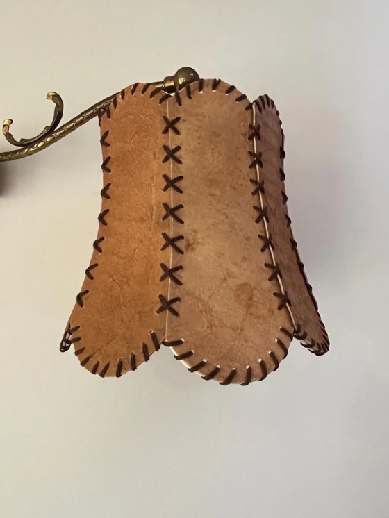Image 1 of Vintage brass wall lamp with leather shade – adjustable arm (32–70 cm) – mid-century reading lamp