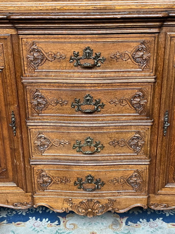 Buffet de style Louis XV, en chêne massif. – Vaisseliers (photo 5 of 8)