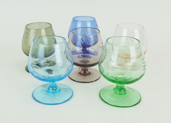 Image 1 of 6 Likörgläser aus der Mitte des Jahrhunderts 1950er 60er Jahre farbiges Glas mit eingeschnittenem Muster