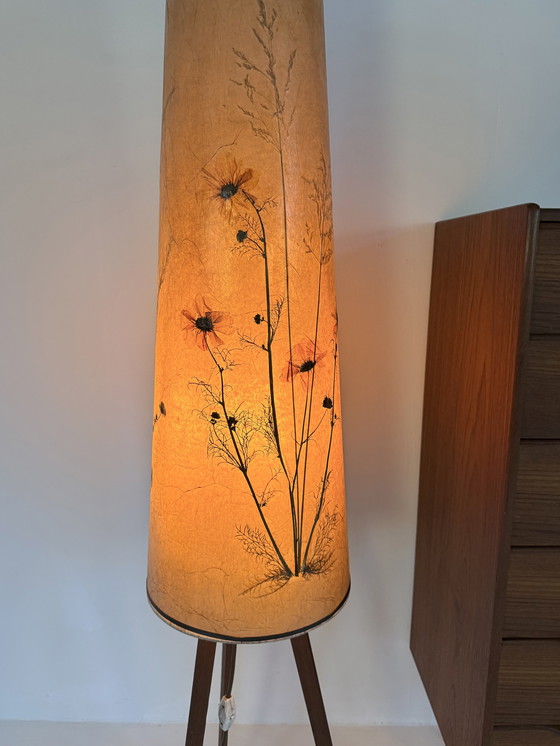 Image 1 of Lampadaire trépied vintage orné de fleurs séchées, Hesse Leuchten '60
