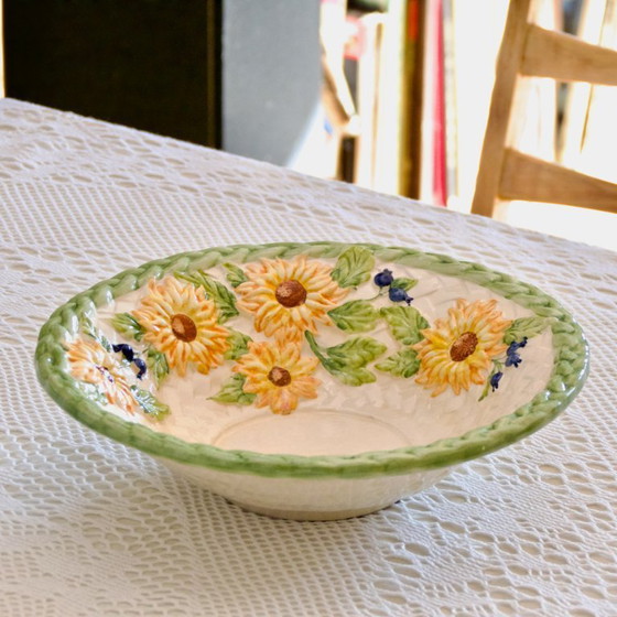 Image 1 of Grote vintage saladeschaal van aardewerk in zonnebloemkleur, handbeschilderd.